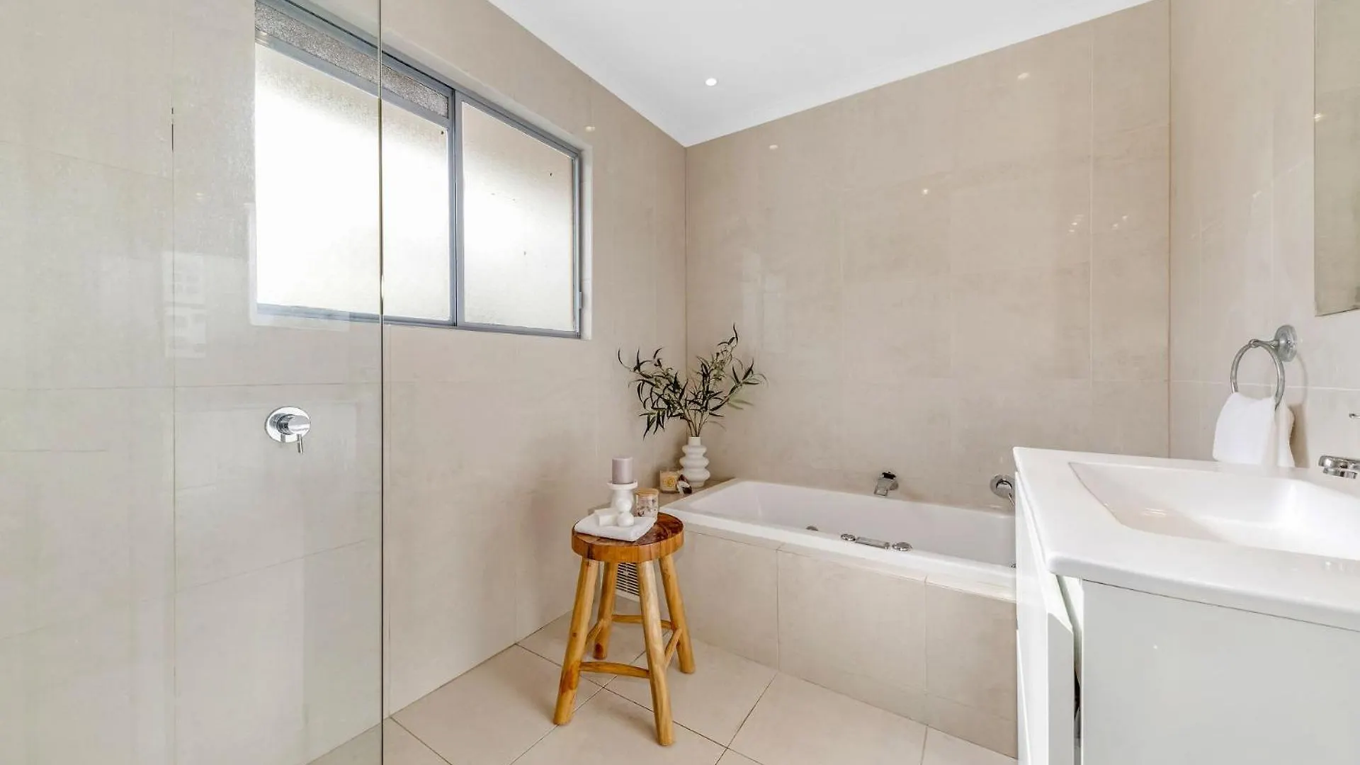 Luxurious Waterfront 5 Bedroom Coastal Retreat On Amarina Mooloolaba 0*,