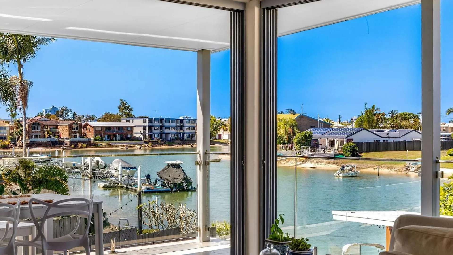 Luxurious Waterfront 5 Bedroom Coastal Retreat On Amarina location